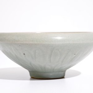A Chinese celadon bowl with underglaze floral design, 19th C. — 照片 5