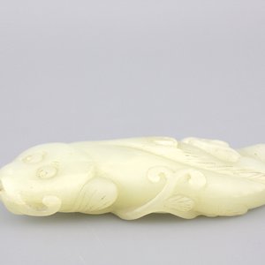 A Chinese celadon carved jade fish, Qing dynasty — 照片 1