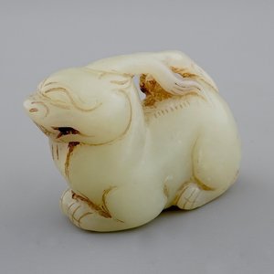 A Chinese celadon carving of an archaic deer, 18/19th C. — 照片 1