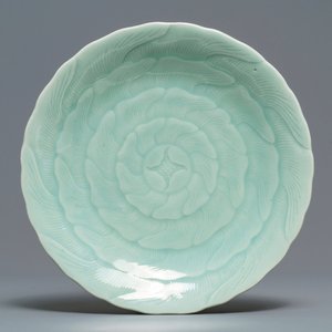 A Chinese celadon chrysanthemum plate, Qianlong mark and of the period — photo 1