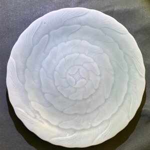 A Chinese celadon chrysanthemum plate, Qianlong mark and of the period — photo 4