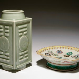 A Chinese celadon cong trigrams vase and a famille rose bowl, 19/20th C. — 照片 1