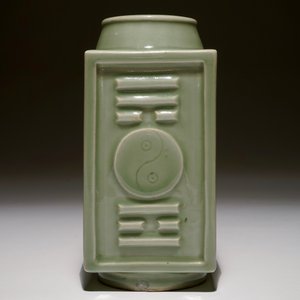 A Chinese celadon cong trigrams vase and a famille rose bowl, 19/20th C. — 照片 2
