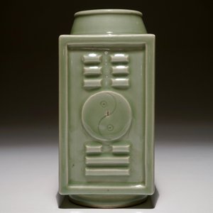 A Chinese celadon cong trigrams vase and a famille rose bowl, 19/20th C. — 照片 3