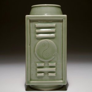 A Chinese celadon cong trigrams vase and a famille rose bowl, 19/20th C. — 照片 4