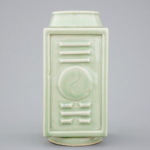 A Chinese celadon cong vase with Yongzheng six-character mark, 19/20th C. — photo 3