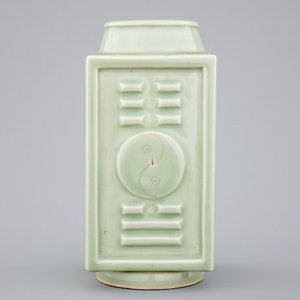 A Chinese celadon cong vase with Yongzheng six-character mark, 19/20th C. — photo 4