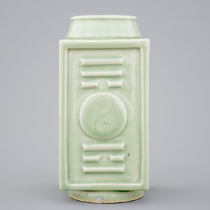 A Chinese celadon cong vase with Yongzheng six-character mark, 19/20th C. — photo 5