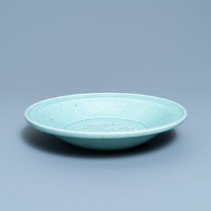 A Chinese celadon 'dragon' dish, 19th C. — photo 3