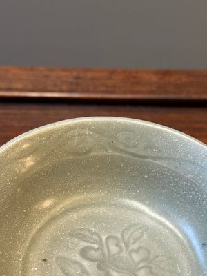 A Chinese celadon-glazed bottle vase and two bowls, Yuan/Ming — 照片 12