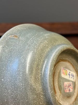 A Chinese celadon-glazed bottle vase and two bowls, Yuan/Ming — 照片 15