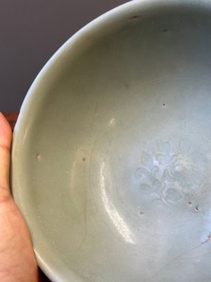 A Chinese celadon-glazed bottle vase and two bowls, Yuan/Ming — 照片 19