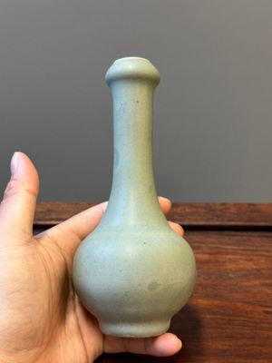 A Chinese celadon-glazed bottle vase and two bowls, Yuan/Ming — 照片 3