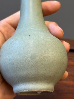 A Chinese celadon-glazed bottle vase and two bowls, Yuan/Ming — 照片 5