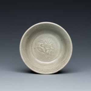 A Chinese celadon-glazed bottle vase and two bowls, Yuan/Ming — 照片 2
