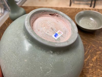 A Chinese celadon-glazed bottle vase and two bowls, Yuan/Ming — photo 5