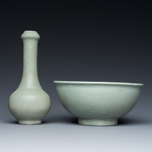 A Chinese celadon-glazed bottle vase and two bowls, Yuan/Ming — photo 7