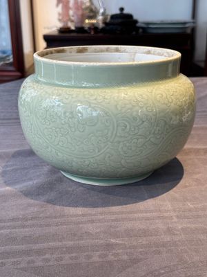 A Chinese celadon-glazed bowl with incised chilong among floral scrolls, Kangxi — photo 1