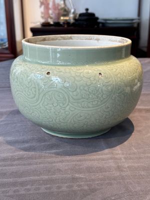 A Chinese celadon-glazed bowl with incised chilong among floral scrolls, Kangxi — photo 2