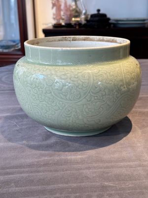 A Chinese celadon-glazed bowl with incised chilong among floral scrolls, Kangxi — photo 3