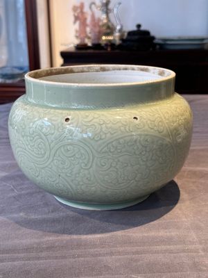 A Chinese celadon-glazed bowl with incised chilong among floral scrolls, Kangxi — photo 4