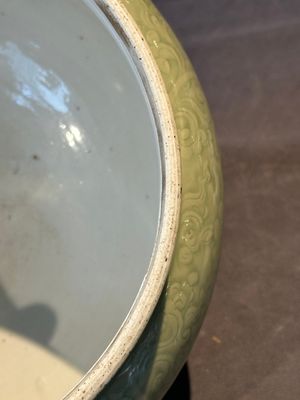 A Chinese celadon-glazed bowl with incised chilong among floral scrolls, Kangxi — photo 6