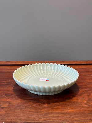 A Chinese celadon-glazed chrysanthemum-shaped plate, Qianlong mark, 20th C. — photo 1
