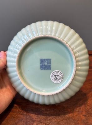 A Chinese celadon-glazed chrysanthemum-shaped plate, Qianlong mark, 20th C. — photo 15