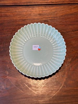 A Chinese celadon-glazed chrysanthemum-shaped plate, Qianlong mark, 20th C. — photo 2
