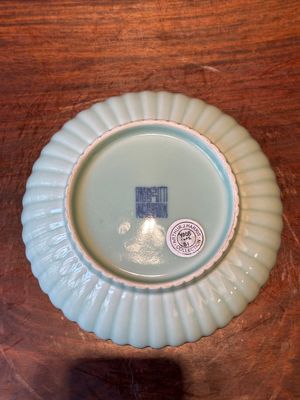 A Chinese celadon-glazed chrysanthemum-shaped plate, Qianlong mark, 20th C. — photo 3