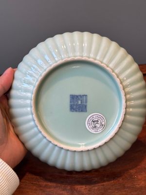 A Chinese celadon-glazed chrysanthemum-shaped plate, Qianlong mark, 20th C. — photo 4