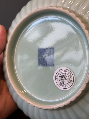 A Chinese celadon-glazed chrysanthemum-shaped plate, Qianlong mark, 20th C. — photo 8