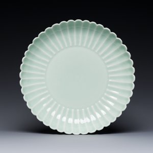 A Chinese celadon-glazed chrysanthemum-shaped plate, Qianlong mark, 20th C. — photo 1
