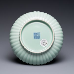 A Chinese celadon-glazed chrysanthemum-shaped plate, Qianlong mark, 20th C. — photo 2