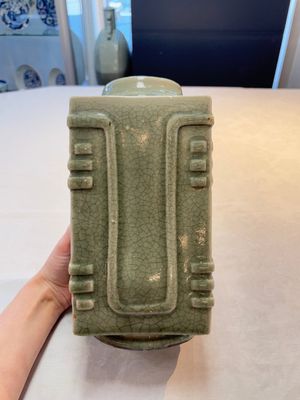 A Chinese celadon-glazed 'cong' vase, 19th C. — foto 1