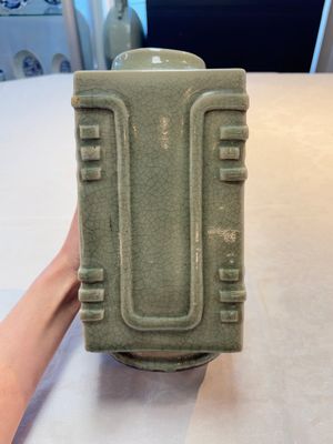 A Chinese celadon-glazed 'cong' vase, 19th C. — foto 2