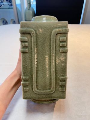 A Chinese celadon-glazed 'cong' vase, 19th C. — foto 3