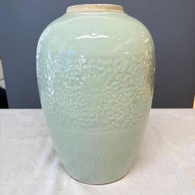 A Chinese celadon-glazed covered vase with floral relief design — 照片 4