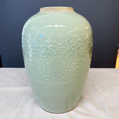 A Chinese celadon-glazed covered vase with floral relief design — 照片 5