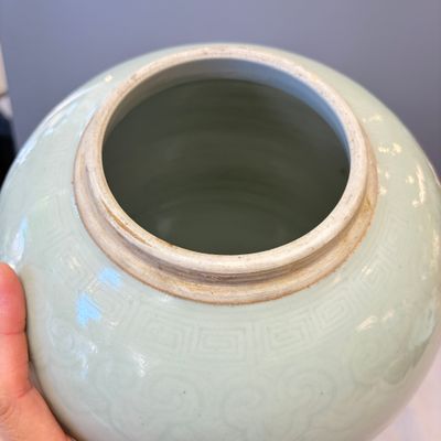 A Chinese celadon-glazed covered vase with floral relief design — 照片 6
