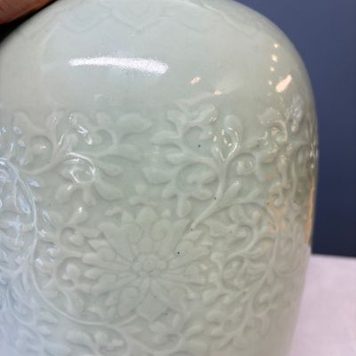 A Chinese celadon-glazed covered vase with floral relief design — 照片 7
