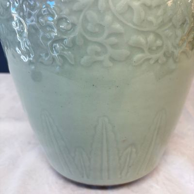 A Chinese celadon-glazed covered vase with floral relief design — 照片 8
