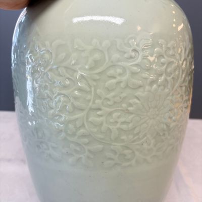 A Chinese celadon-glazed covered vase with floral relief design — 照片 9