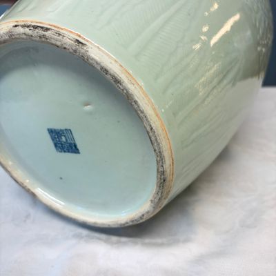 A Chinese celadon-glazed covered vase with floral relief design — 照片 12