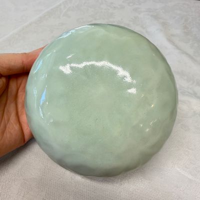 A Chinese celadon-glazed covered vase with floral relief design — 照片 13