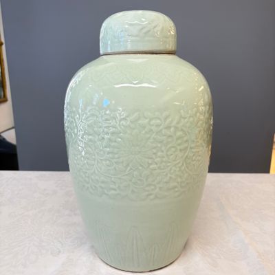 A Chinese celadon-glazed covered vase with floral relief design — 照片 1