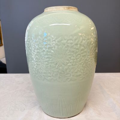 A Chinese celadon-glazed covered vase with floral relief design — 照片 2