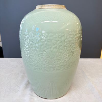 A Chinese celadon-glazed covered vase with floral relief design — 照片 3