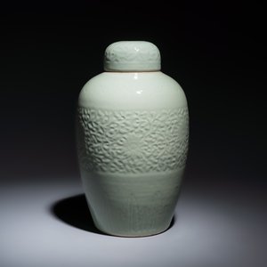 A Chinese celadon-glazed covered vase with floral relief design — 照片 2