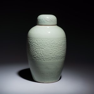 A Chinese celadon-glazed covered vase with floral relief design — 照片 3